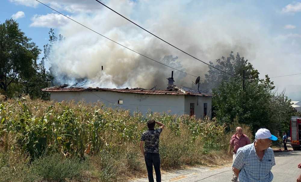 Sarılar Mahallesi'nde Tek Katlı Ev Yandı