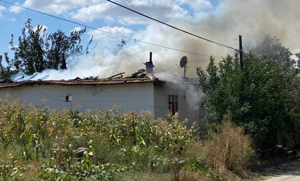 Sarılar Mahallesi'nde Tek Katlı Ev Yandı