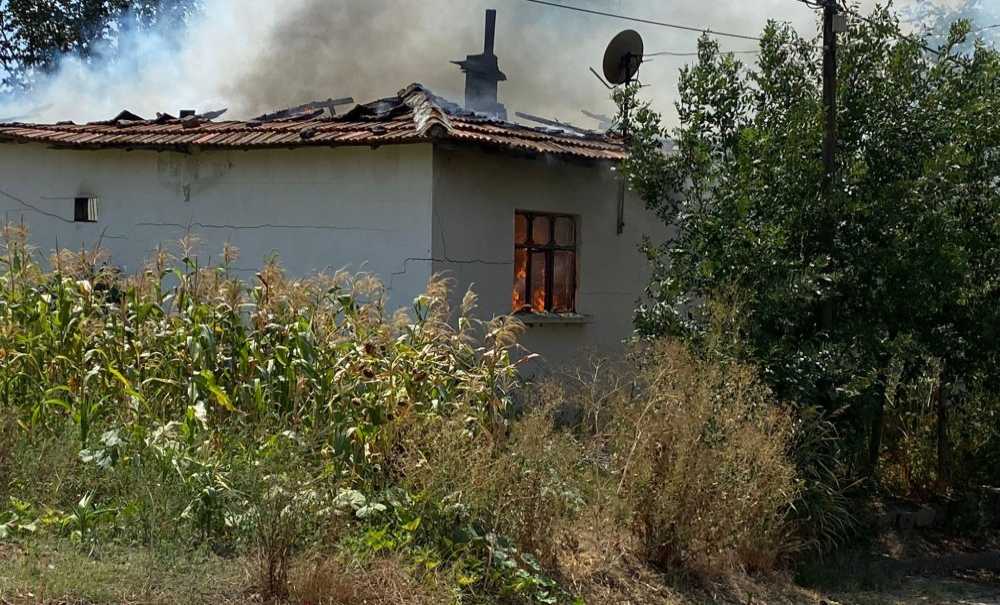 Sarılar Mahallesi'nde Tek Katlı Ev Yandı