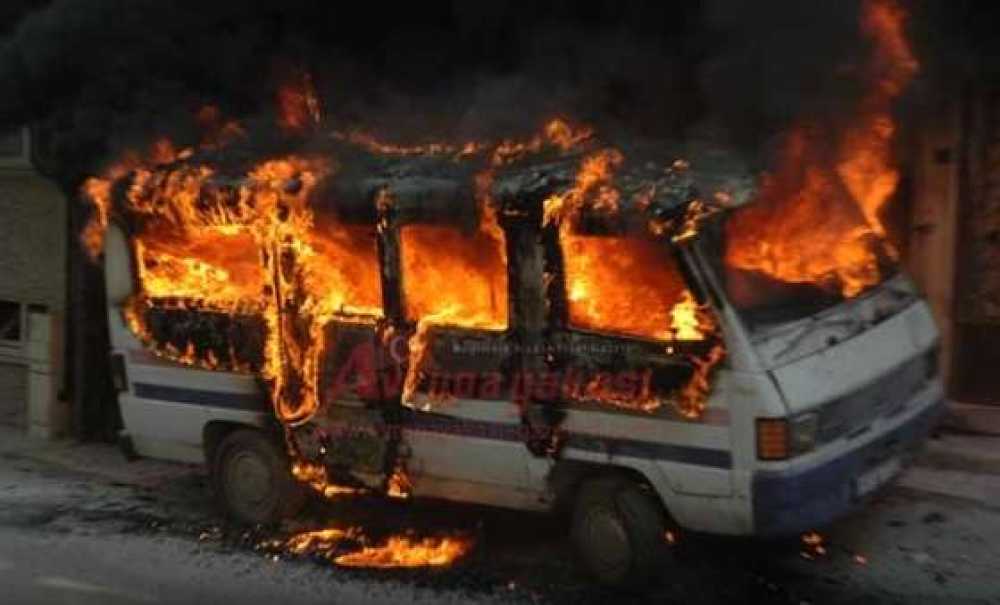 Park Halindeki Minibüs Alevlere Teslim Oldu