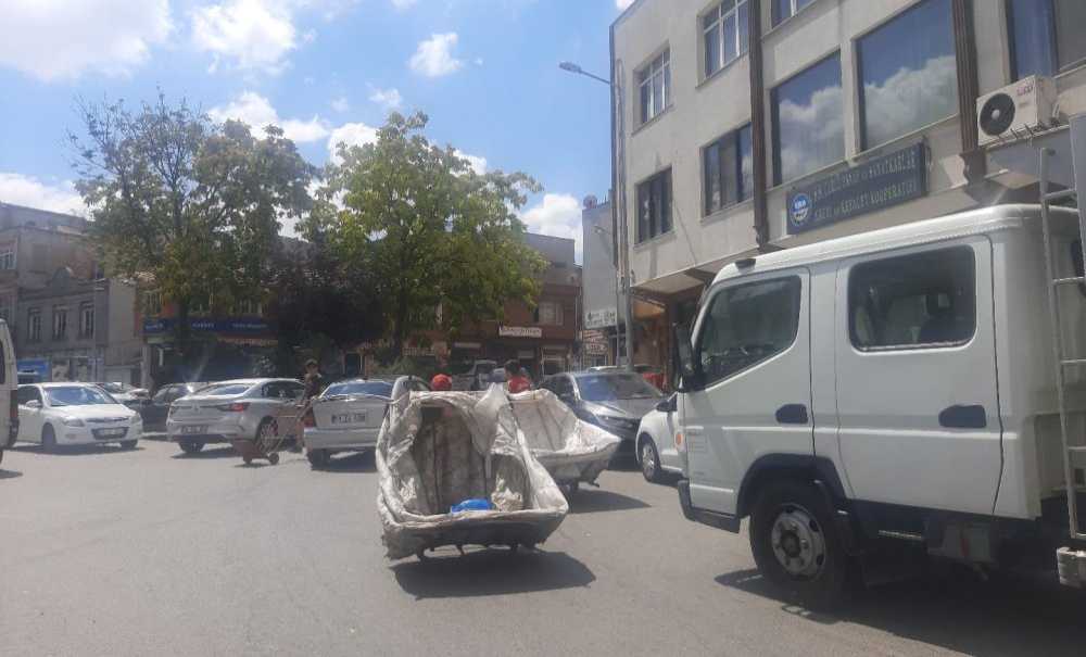 Küçük Yaşta Büyük Yükler Omuzluyorlar