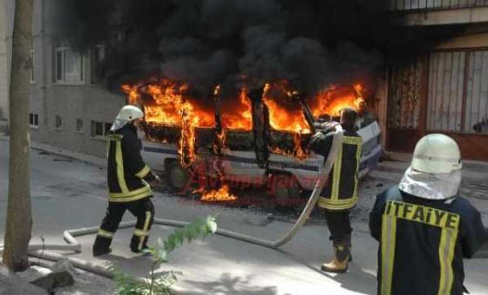 Park Halindeki Minibüs Alevlere Teslim Oldu