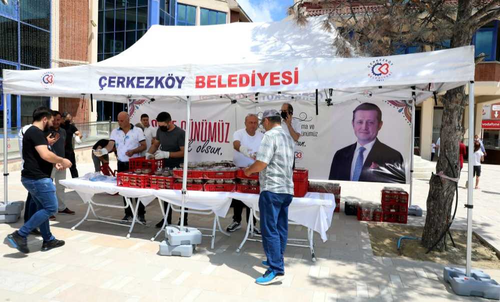 Çerkezköy Belediyesi Aşure Dağıttı