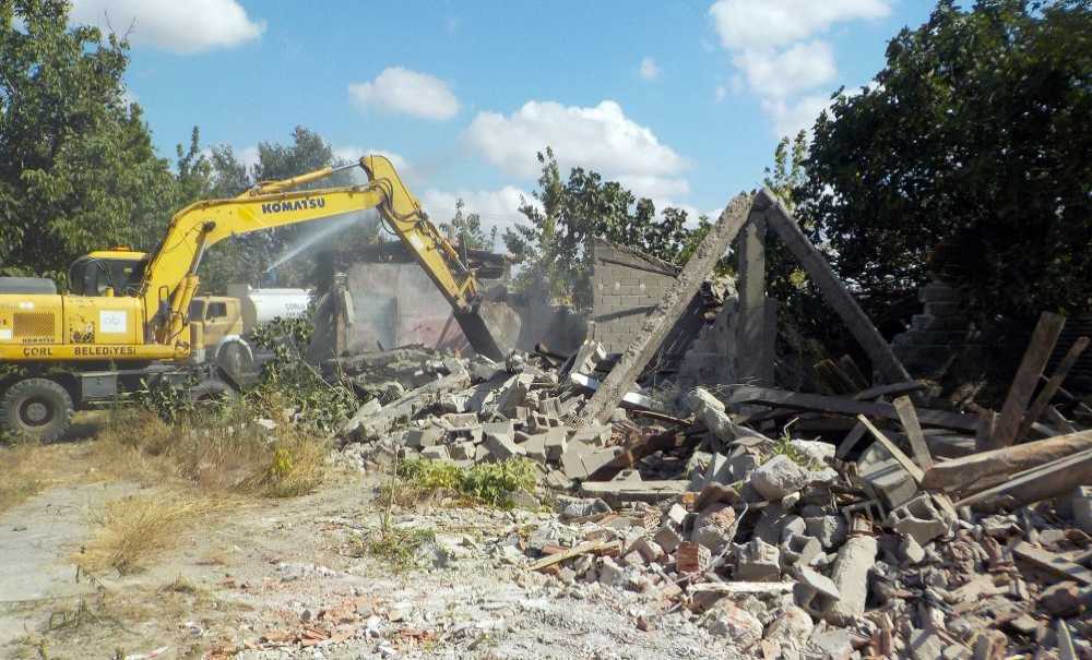 Metruk Bina Yıkımları Sürüyor