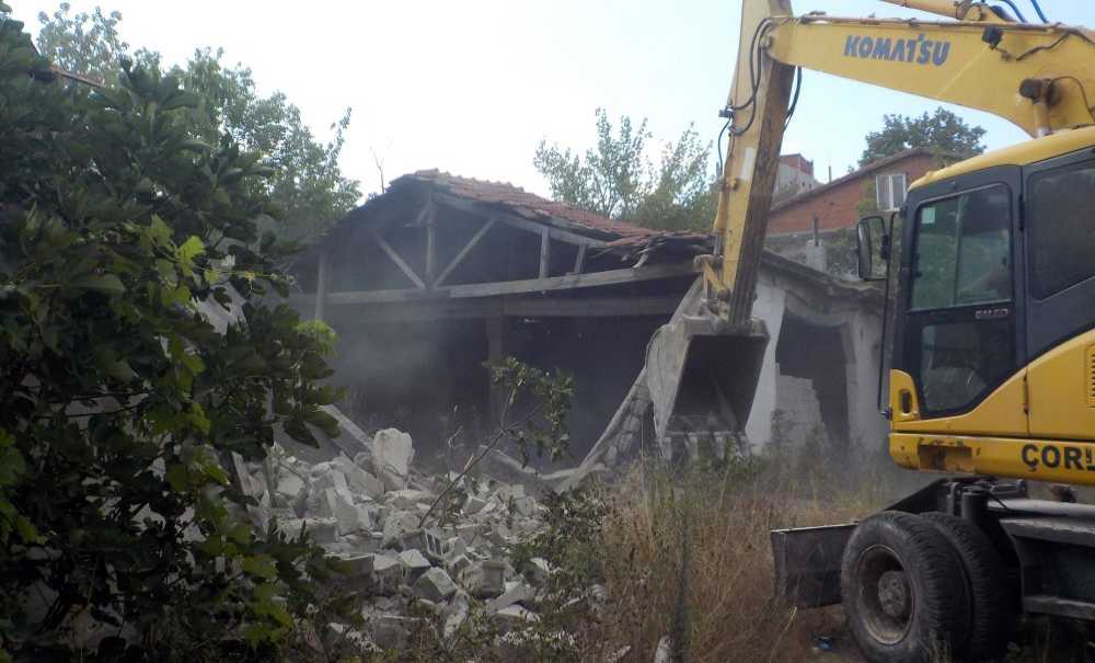 Metruk Bina Yıkımları Sürüyor