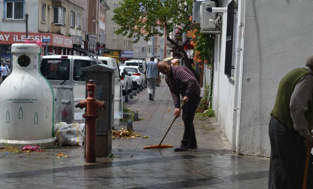 Yağmurdan Sonra Esnaf Temizliğini Kendisi Yaptı