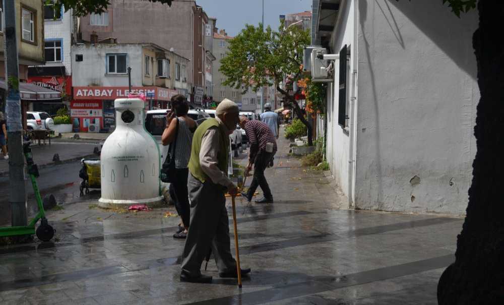 Yağmurdan Sonra Esnaf Temizliğini Kendisi Yaptı