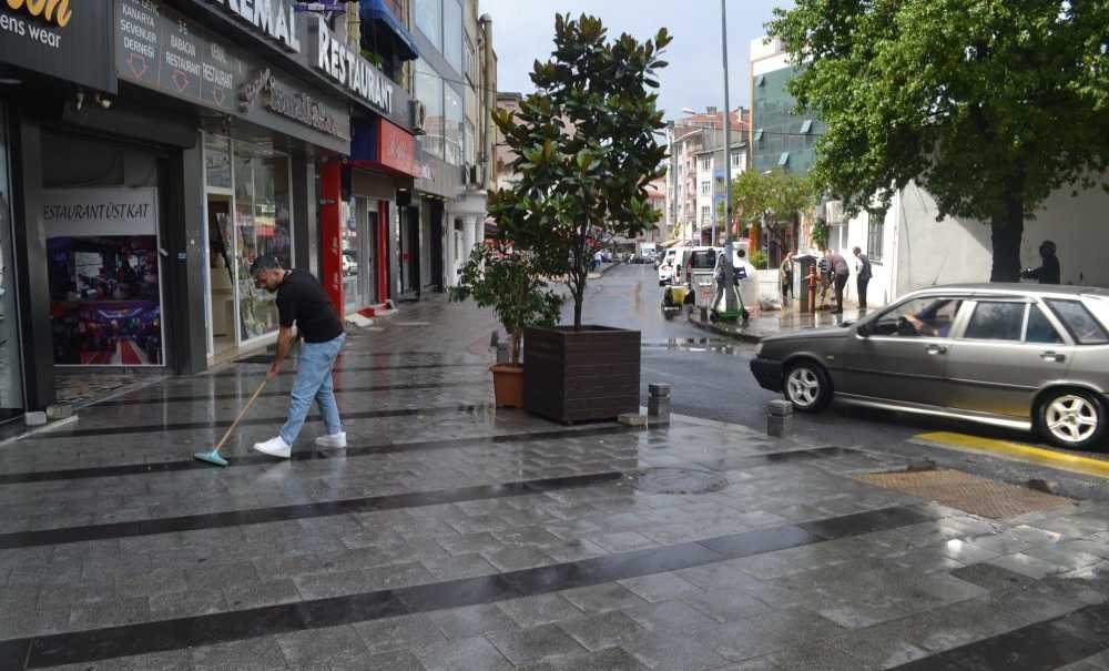 Yağmurdan Sonra Esnaf Temizliğini Kendisi Yaptı