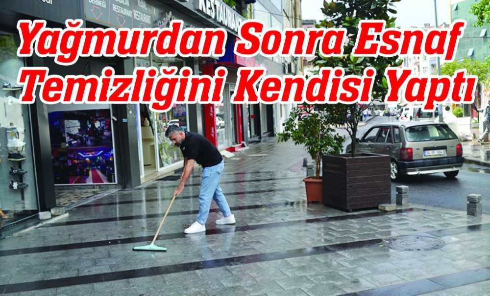 Yağmurdan Sonra Esnaf Temizliğini Kendisi Yaptı