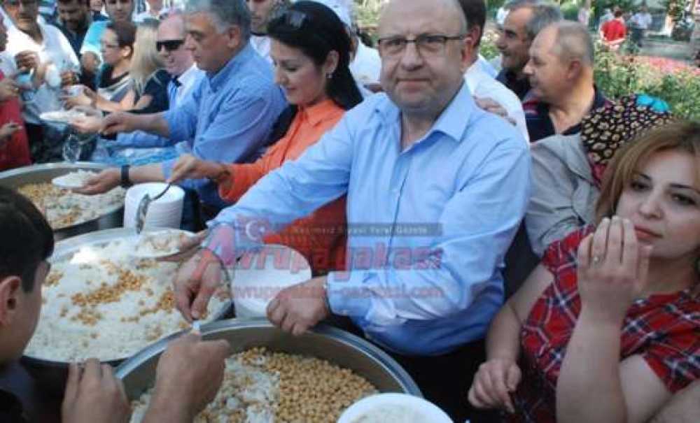 Ak Parti'den 12. Yıla Pilavlı Kutlama