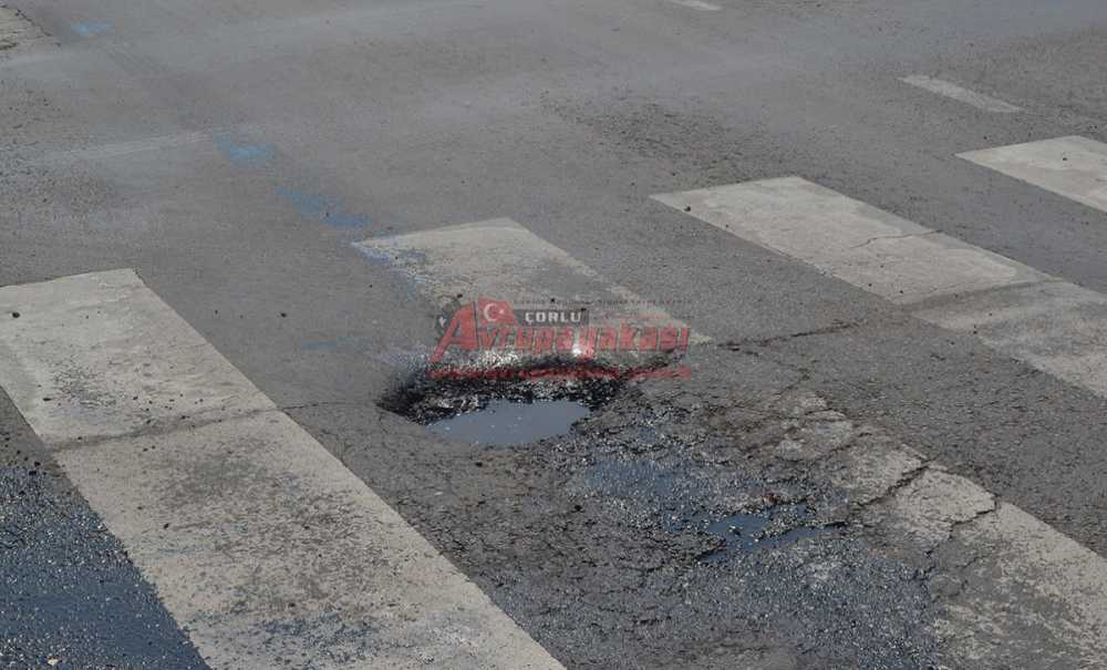 Kumyol Caddesi'nde Derin Çukur Oluştu