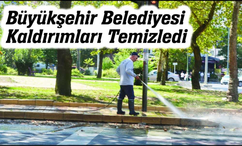 Büyükşehir Belediyesi Kaldırımları Temizledi