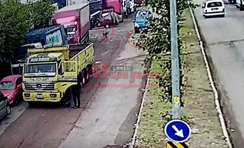 Saldırgan Köpekten Kaçan Çocuğa Araba Çarptı