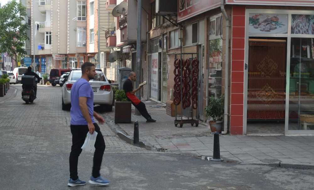 Örnek Esnaf, Hem Çalışıyor, Hem De Kitap Okuyor