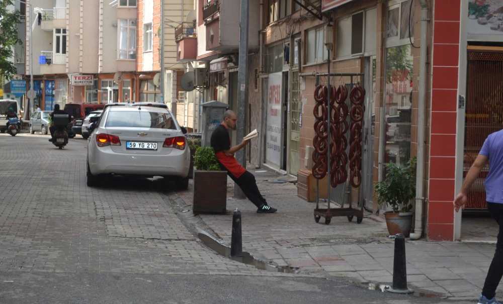 Örnek Esnaf, Hem Çalışıyor, Hem De Kitap Okuyor