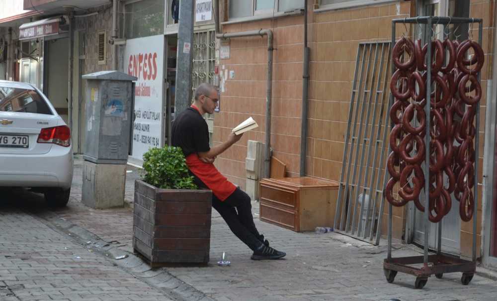 Örnek Esnaf, Hem Çalışıyor, Hem De Kitap Okuyor