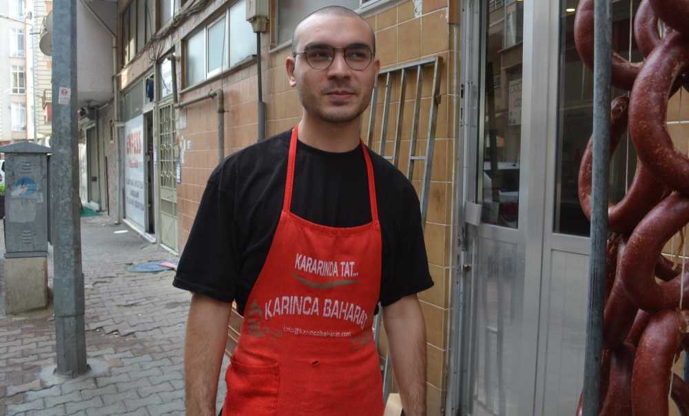 Örnek Esnaf, Hem Çalışıyor, Hem De Kitap Okuyor