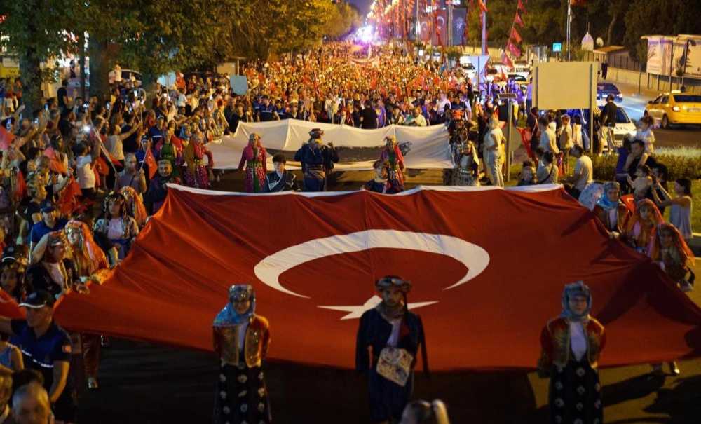 100'Üncü Yıla Yakışan Fener Alayı