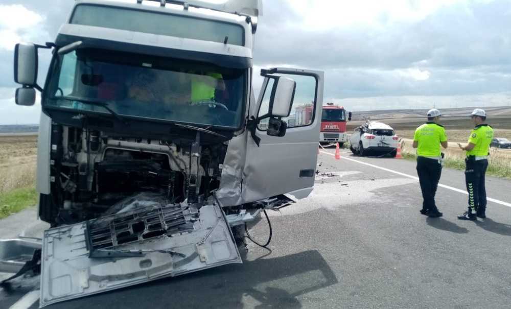 Tır İle Otomobil Çarpıştı, Bir Kişi Yaşamını Yitirdi