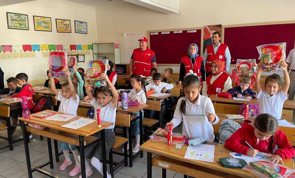 Kızılay Minik Öğrencileri Sevindirdi