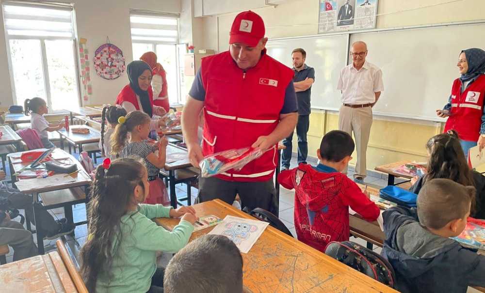 Kızılay Minik Öğrencileri Sevindirdi