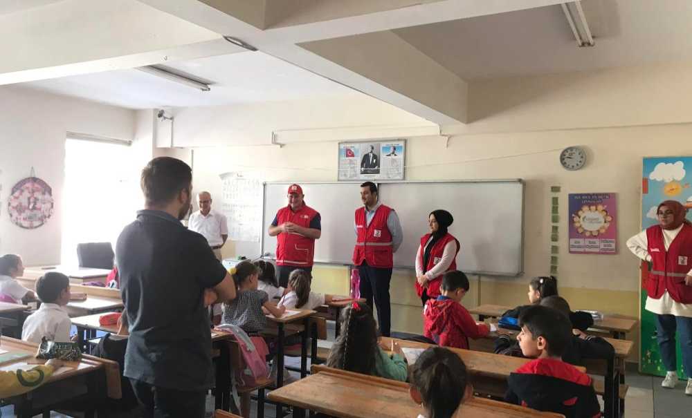 Kızılay Minik Öğrencileri Sevindirdi