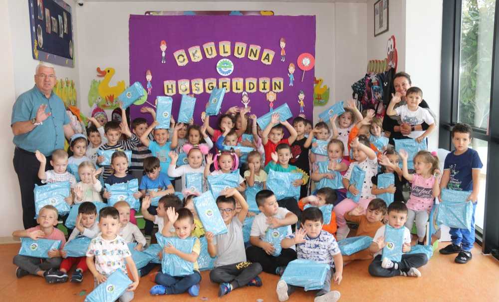 Başkan Yüksel Çocukları Hediyelerle Karşıladı