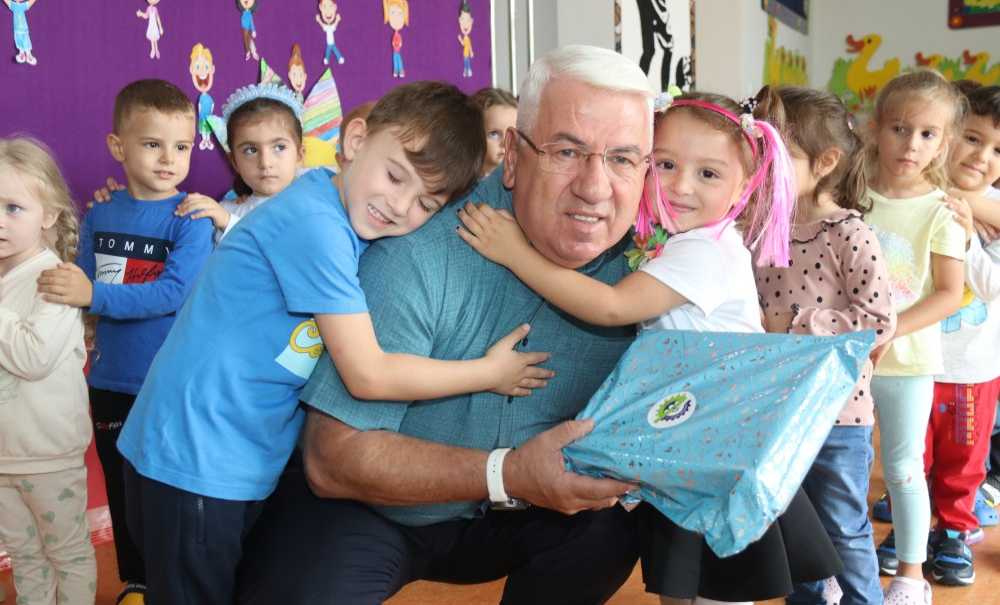 Başkan Yüksel Çocukları Hediyelerle Karşıladı
