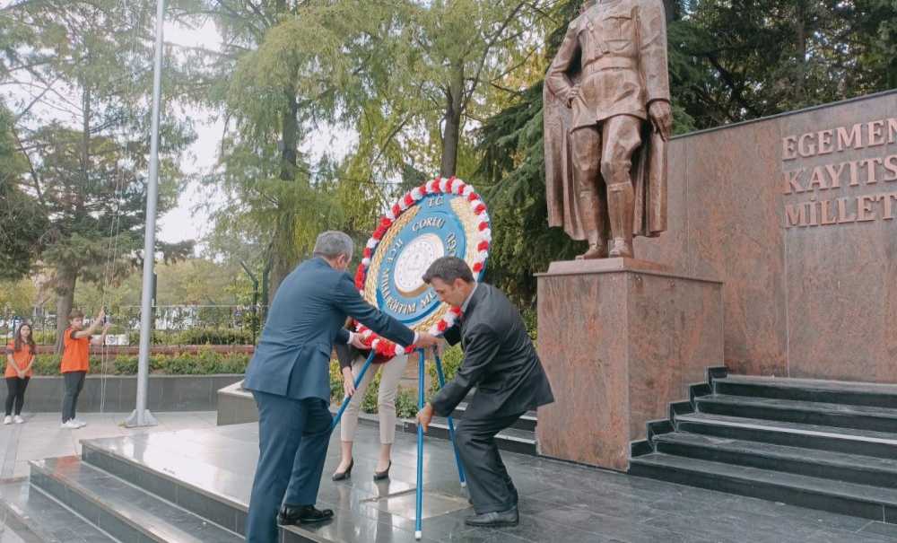 Eğitim Camiası Atatürk Anıtına Çelenk Sundu