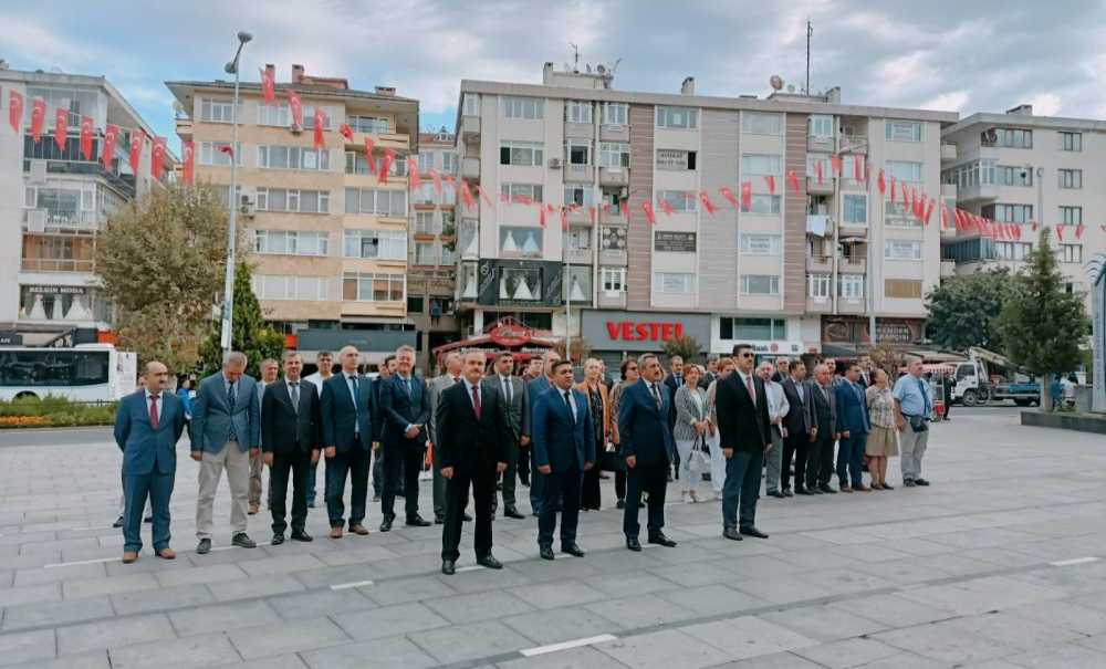 Eğitim Camiası Atatürk Anıtına Çelenk Sundu