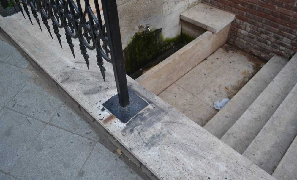 Yeni Restore Edilen Tarihi Çeşmenin Demirleri Çalındı