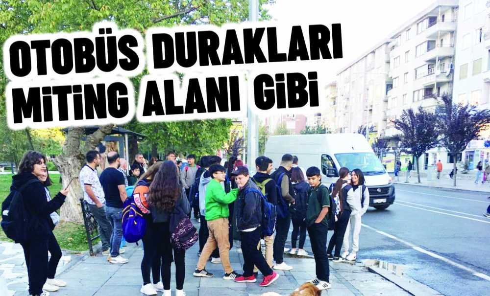 Otobüs Durakları Miting Alanı Gibi