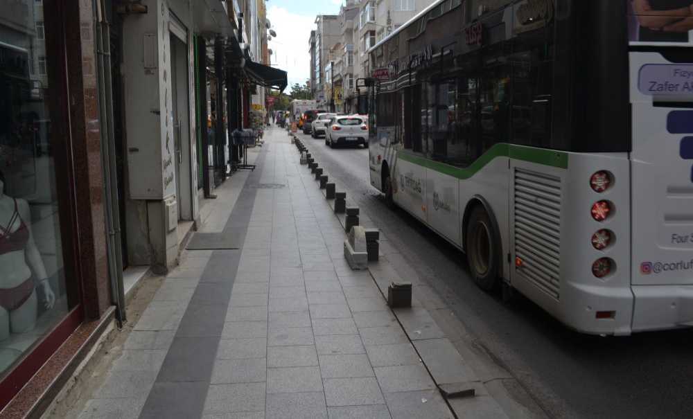 Kumyol Caddesi'nde Kaldırım Taşları Değiştiriliyor
