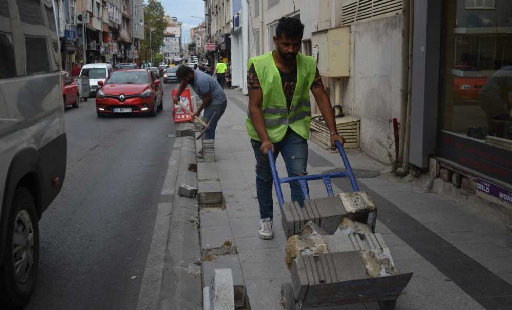 Kumyol Caddesi'nde Kaldırım Taşları Değiştiriliyor