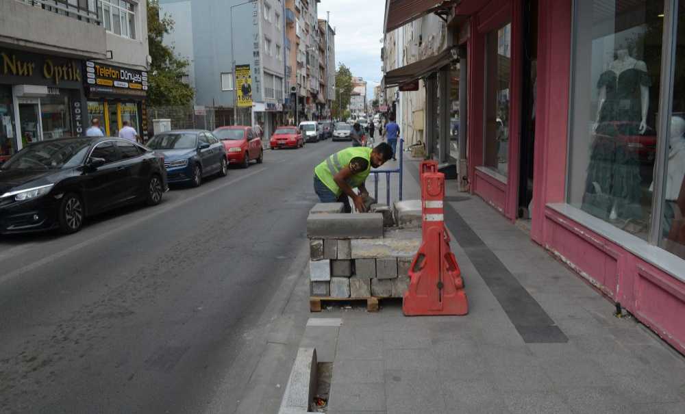Kumyol Caddesi'nde Kaldırım Taşları Değiştiriliyor