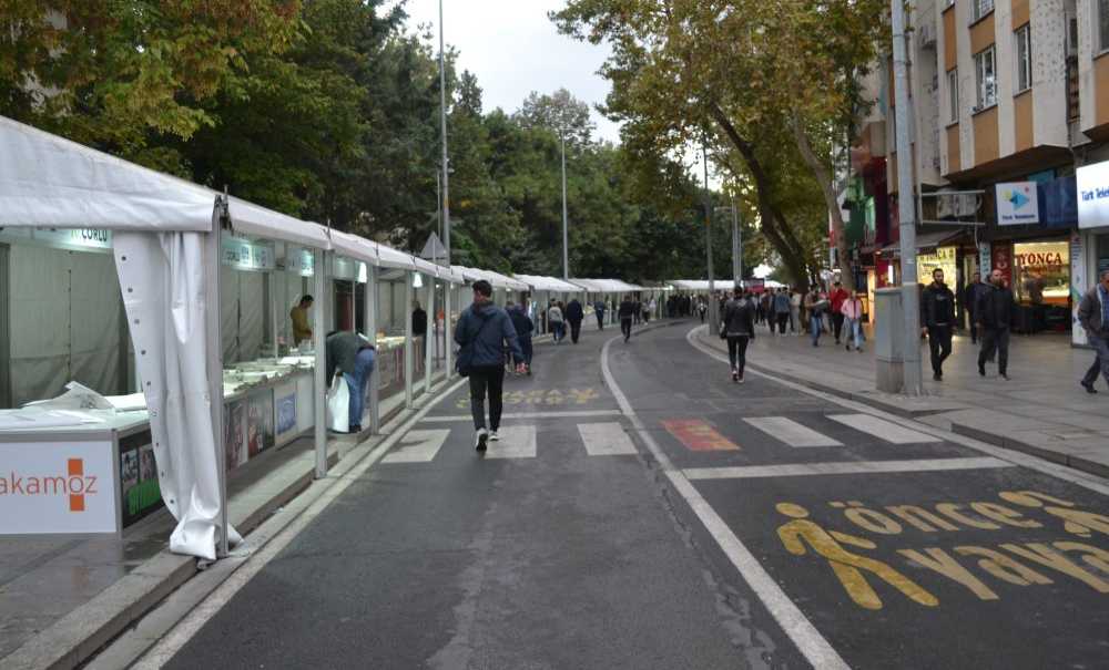 Kitap Fuarı İlk Gün Yağmurun Azizliğine Uğradı