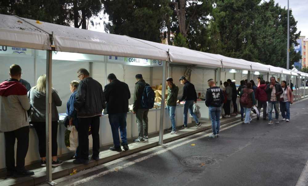 Kitap Fuarı İlk Gün Yağmurun Azizliğine Uğradı