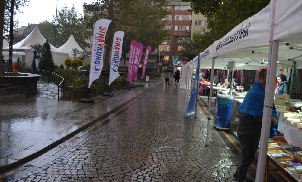 Kitap Fuarı İlk Gün Yağmurun Azizliğine Uğradı