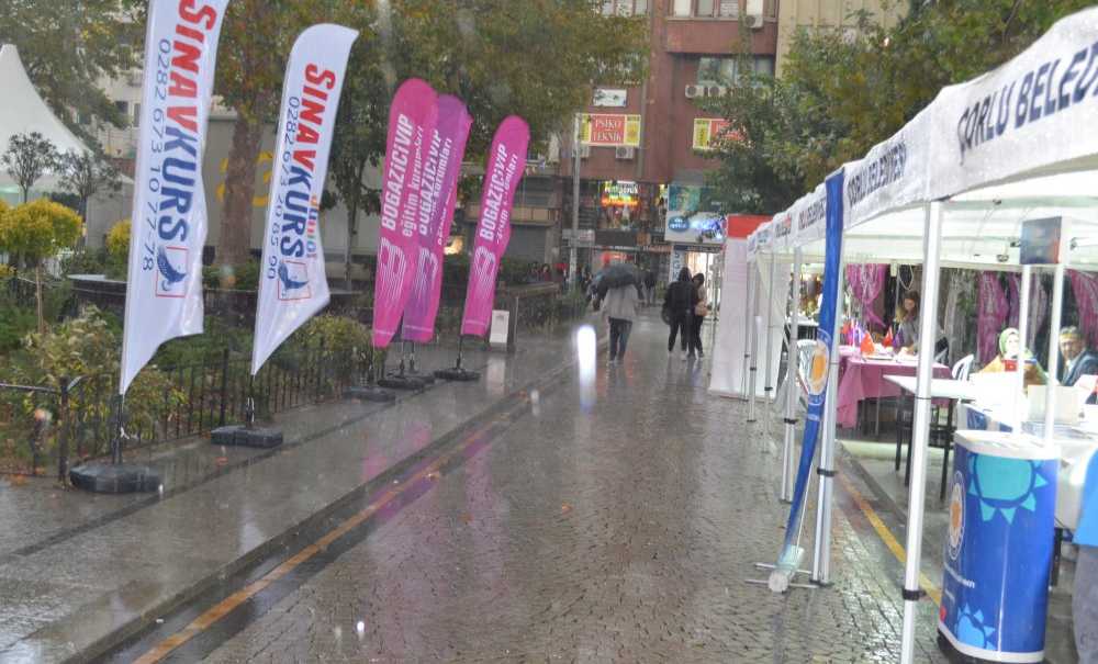Kitap Fuarı İlk Gün Yağmurun Azizliğine Uğradı