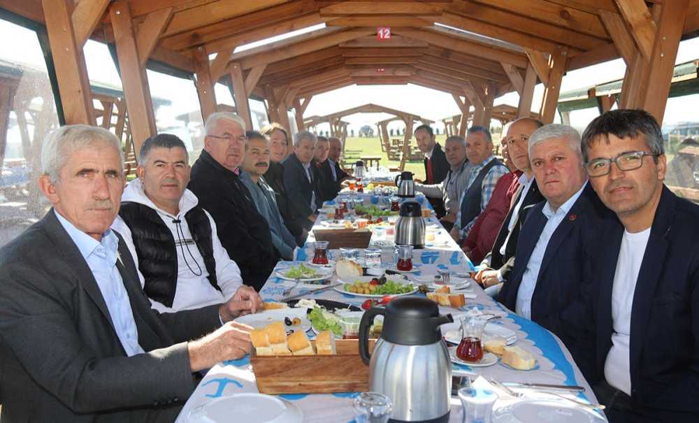 Kaymakam Ve Muhtarları Çilek Kafede Misafir Etti