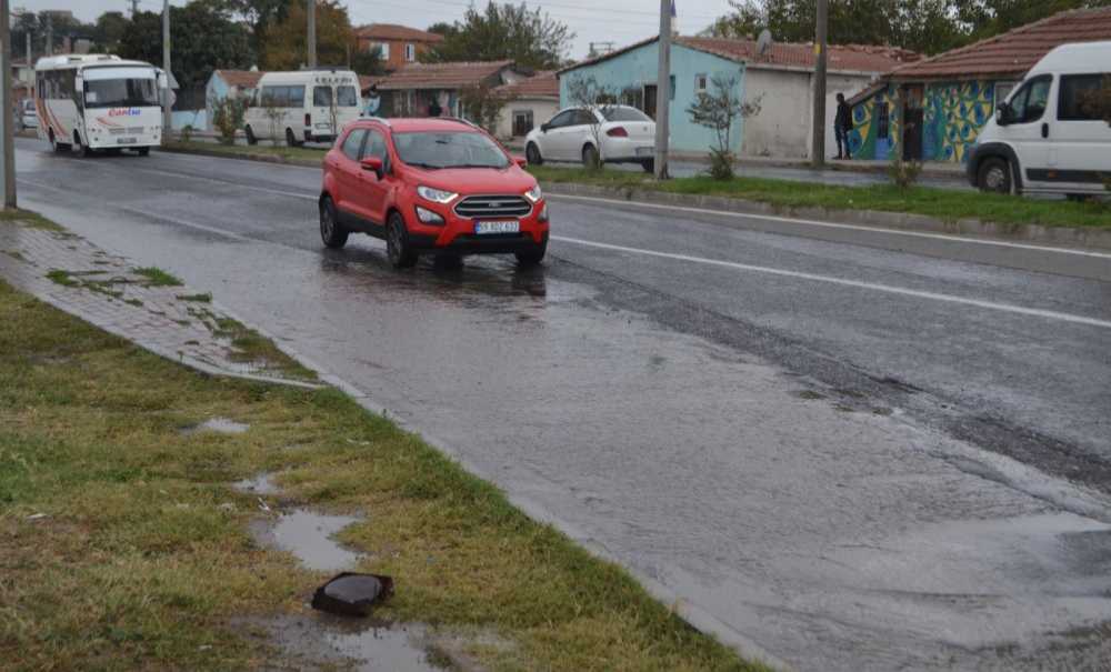 Su Patlağı Nedeniyle Fatih Caddesi Göle Döndü