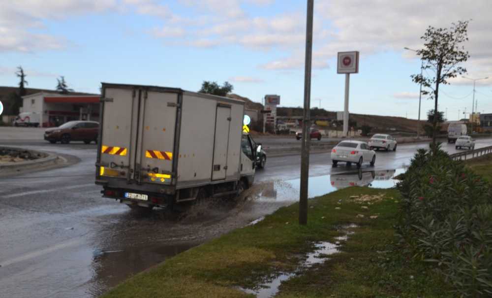 Su Patlağı Nedeniyle Fatih Caddesi Göle Döndü