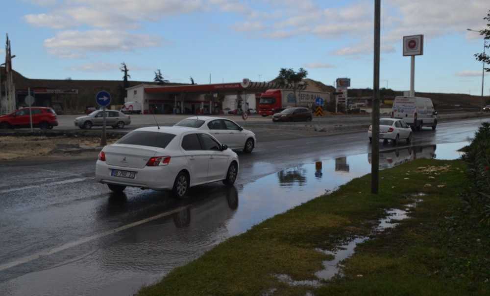 Su Patlağı Nedeniyle Fatih Caddesi Göle Döndü