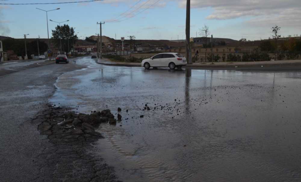 Su Patlağı Nedeniyle Fatih Caddesi Göle Döndü