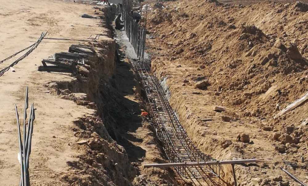 Hayırseverlerin Yaptığı Okulun Bahçe Duvarları Da Yapılıyor