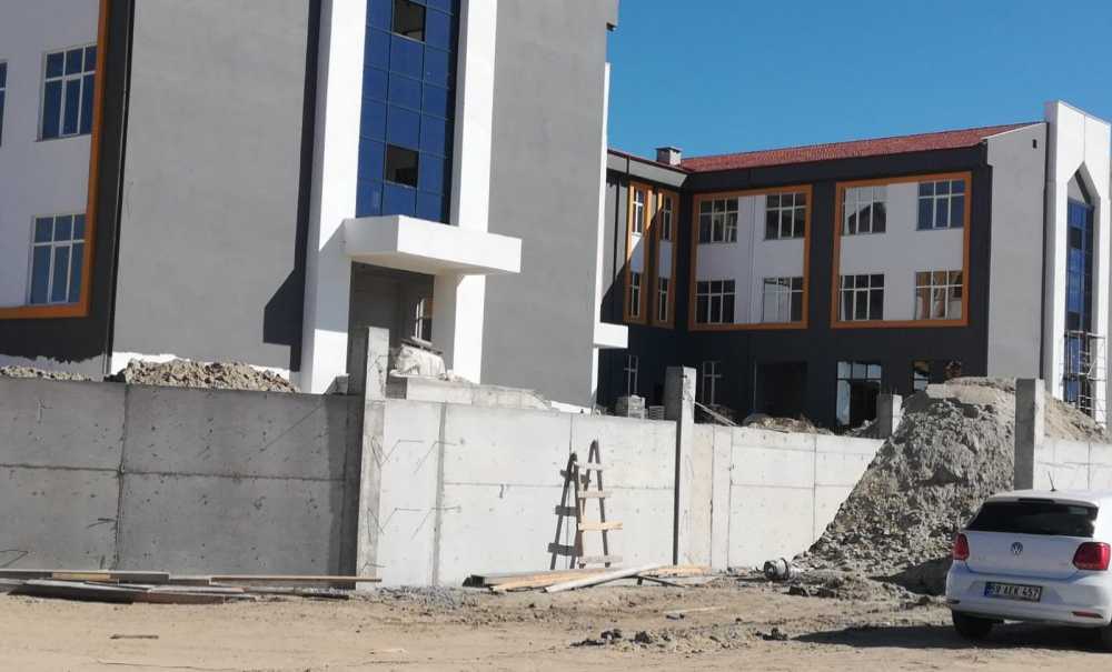 Hayırseverlerin Yaptığı Okulun Bahçe Duvarları Da Yapılıyor