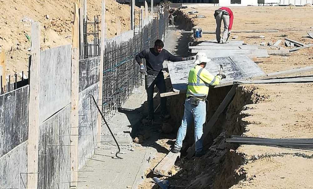 Hayırseverlerin Yaptığı Okulun Bahçe Duvarları Da Yapılıyor