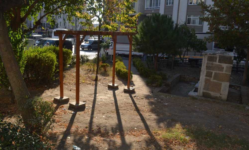 Tarihi Çeşme'nin Bulunduğu Park Pislik İçinde
