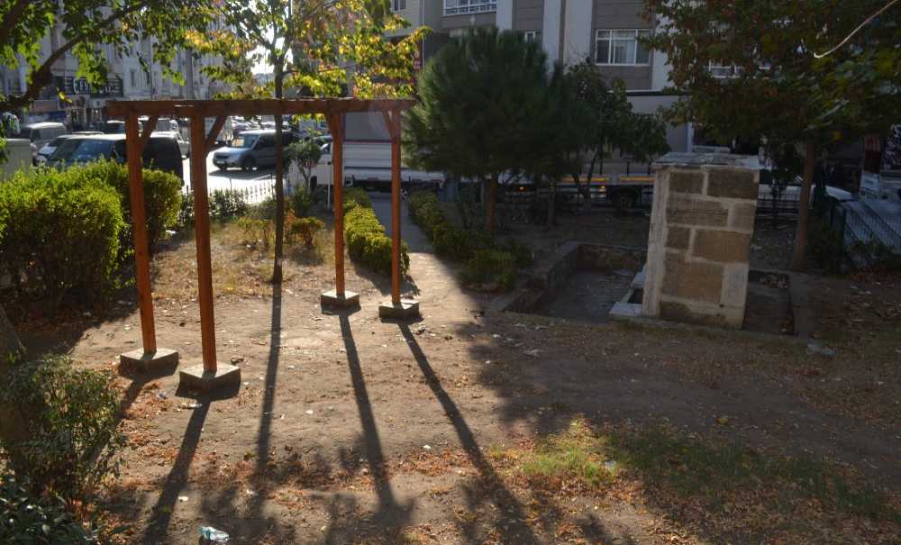 Tarihi Çeşme'nin Bulunduğu Park Pislik İçinde