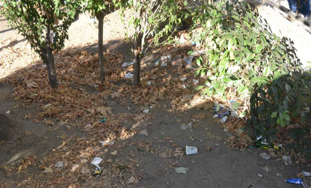 Tarihi Çeşme'nin Bulunduğu Park Pislik İçinde